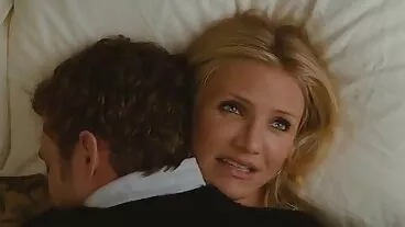 நல்ல தோற்றமுடைய ரெட்ஹெட் குழந்தை மைக்கேல் பக்கவாட்டில் குத்தப்பட்ட நிலையில் பகுத்தாய்வு செய்ய முடியும்