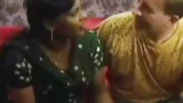 அழகான கண்கள் கொண்ட விளையாட்டுத்தனமான குஞ்சு ஸ்டேசி குரூஸ் ஒரு பெரிய எலும்பை உறிஞ்சுகிறது
