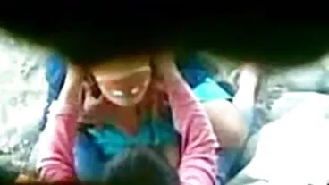 நல்ல தோற்றமுடைய குஞ்சு ரோஸ் வைல்ட் தீவிர பவுண்டுகளை அனுபவித்து வருகிறார்