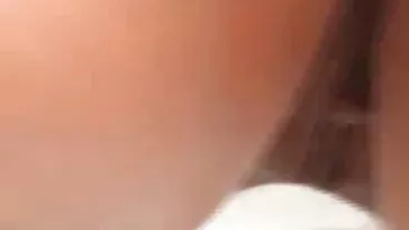உணர்ச்சிமிக்க அழகி டீன் நாட்டி மெல்லோ ஒரு வளைந்த டிக் தனது இறுக்கமான துளை திறக்கிறது