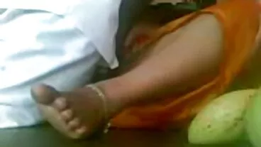 அழுக்கு-மனம் கொண்ட அழகி ஸ்டேசி ஜே நாய்க்குட்டி பாணியில் அழகாக ஃபக் செய்துள்ளார்