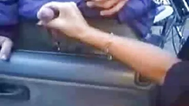 மாட்டுப் பெண்ணின் தோரணையில் கழுமரத்தில் அறையப்பட்ட அழகிய போலி குஞ்சு கிரிஸ்ஸி லின்