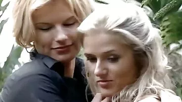 நல்ல தோற்றமுடைய பொன்னிற பெண் கேட்டி தோர்ன்டன் தனது உடலைக் காட்டுகிறார்