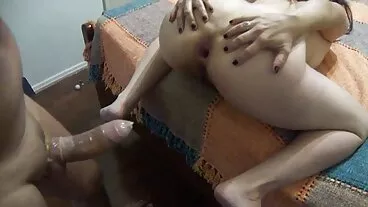 நல்ல தோற்றமுடைய சோலோயிங் அழகி ஹனி ஹேய்ஸ் டில்டோவுடன் உல்லாசமாக இருக்கிறார்