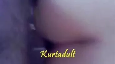 அழகான காதலி மேகன் மார்க்ஸ் ஒரு பெரிய பழுப்பு நிற எலும்பு மூலம் ஊடுருவினார்