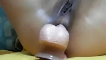 அலெக்சிஸ் ஃபாக்ஸ் மற்றும் லீனா பால் ஆகிய இரண்டு பெரிய மார்பகக் குழந்தைகள் ஜிம்மில் குடுத்துக்கொண்டிருக்கிறார்கள்