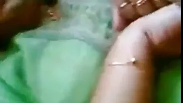 சுருள் முடிகளுடன் கூடிய அற்புதமான கவர்ச்சியான பொம்மை சிகல் அகான் தன் புழையைக் காட்டுகிறது