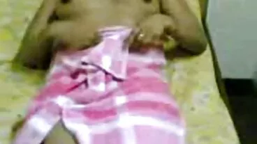 சிற்றின்ப தேவதைகளான டானி டேனியல்ஸ் மற்றும் நிக்கி பென்ஸ் ஆகியோர் கழுமரத்தில் அறையப்படுகிறார்கள்