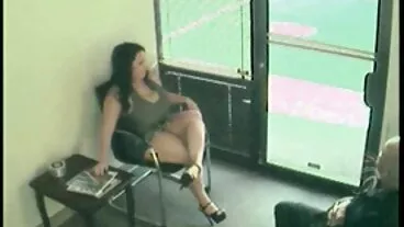 பெரிய மார்பகங்களுடன் உற்சாகமான MILF சில்வியா சைஜ் தனது நீண்ட இளம் டிக் பிடிக்கும்