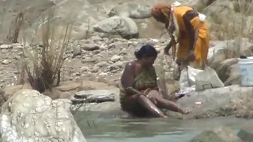 பச்சை குத்திய காரமான மாடல் காலி கலியெண்டே தனது நிர்வாண கழுதையைக் காட்டுகிறார்