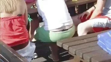 மிக பெரிய மார்பகங்களைக் கொண்ட MILF மைக்கேல் தோர்ன் ஒரு ஒல்லியான இளைஞனால் புணர்ந்தார்