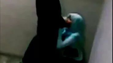 சார்லட் ஸ்டோக்லி மற்றும் ஐவி வோல்ஃப் என்ற இரண்டு அழகிகள் புஸ்ஸை சாப்பிடுகிறார்கள்