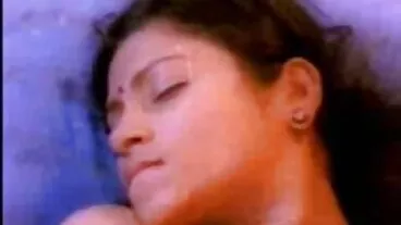 வெரா கிங், மாட்டுப் பெண்ணின் போஸில் புணர்ந்த சிறிய மார்பகங்களுடன் உணர்ச்சிவசப்பட்ட அழகி