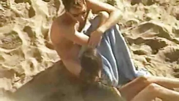 அற்புதமான ஹாட்டி லண்டன் நதி தீவிர குத உடலுறவை அனுபவித்து வருகிறது