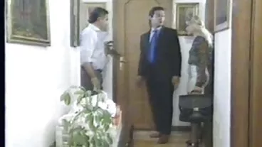 மார்பளவு அழகி MILF Vanessa Videl தனது பெரிய இளம் டிக் உணர்கிறேன்