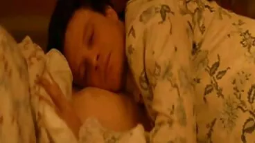 அழகான கழுதையுடன் கூடிய அழகியல் அழகா தனது மெல்லிய தோழியுடன் உல்லாசமாக இருக்கிறார்