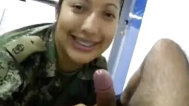பெரிய கீழே டிரிசியா ஓக்ஸ் ஒரு பெரிய சேவல் மீது சவாரி செய்யும் நெகிழ்வான பச்சை குத்தப்பட்ட மாடல்